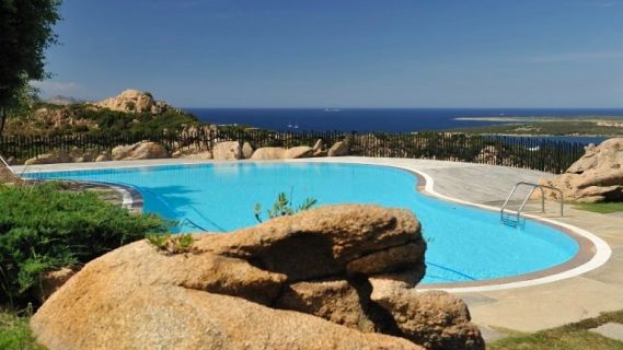 Sardinien-Panorama-Pool-Ferienvilla