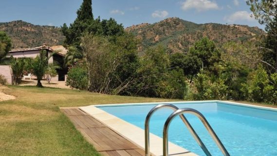 Sardinien-Ferienvilla-Pool-Golfplatz