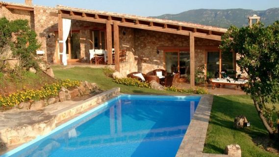Sardinien-Ferienvilla-Pool-Golfplatz